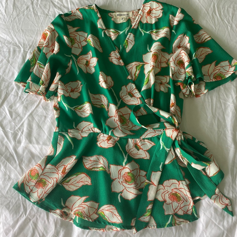 size M green floral wrap top